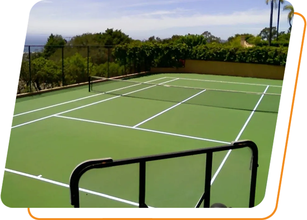 A tennis court with no people on it