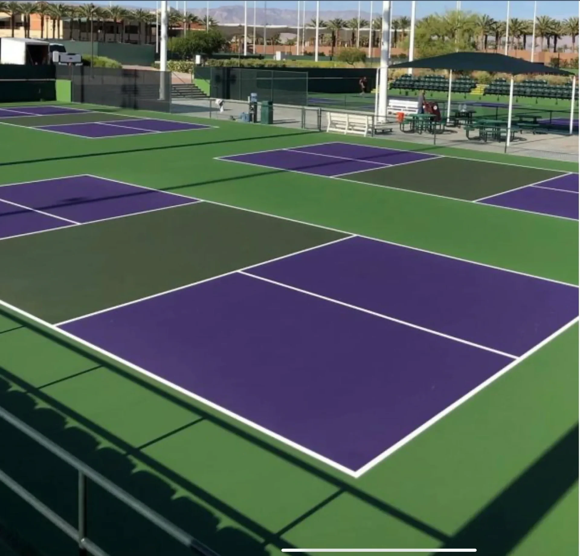 A tennis court with many different colors of the same color.